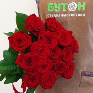 15 красных роз 
Под лету ♥️