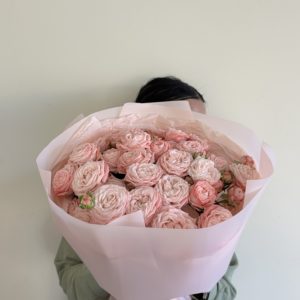 Букет комплимент из кустовых роз