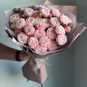 Букет кустовых роз,
11 шт в упаковке.